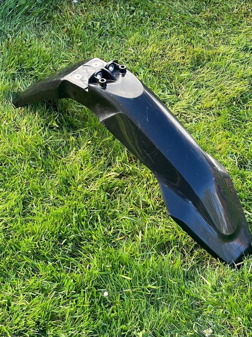 Přední blatník Husqvarna FE (2017–2023) – nový, černý