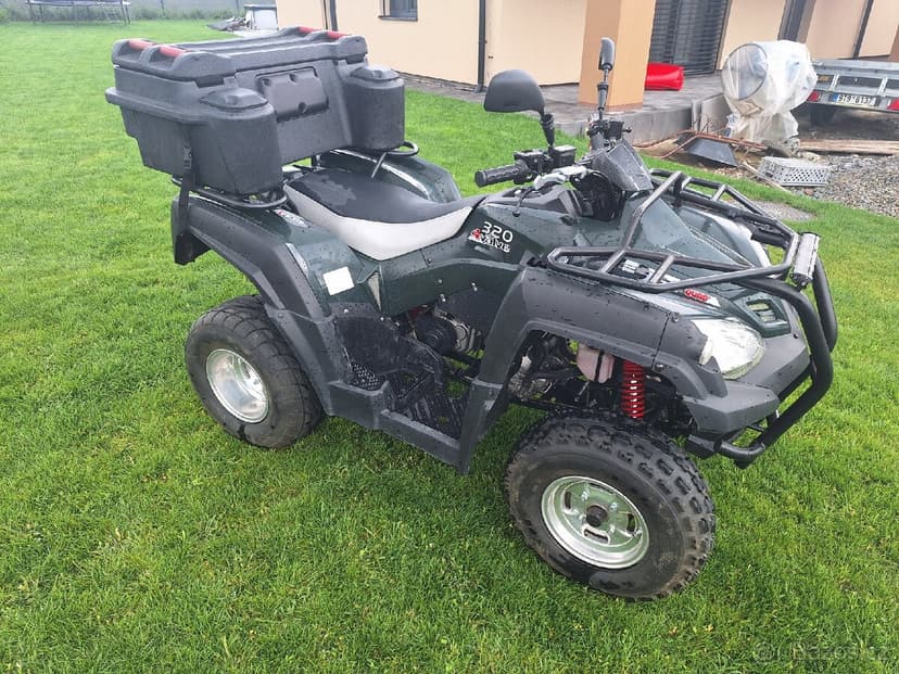 ADLY 320. ČTYŘKOLKA