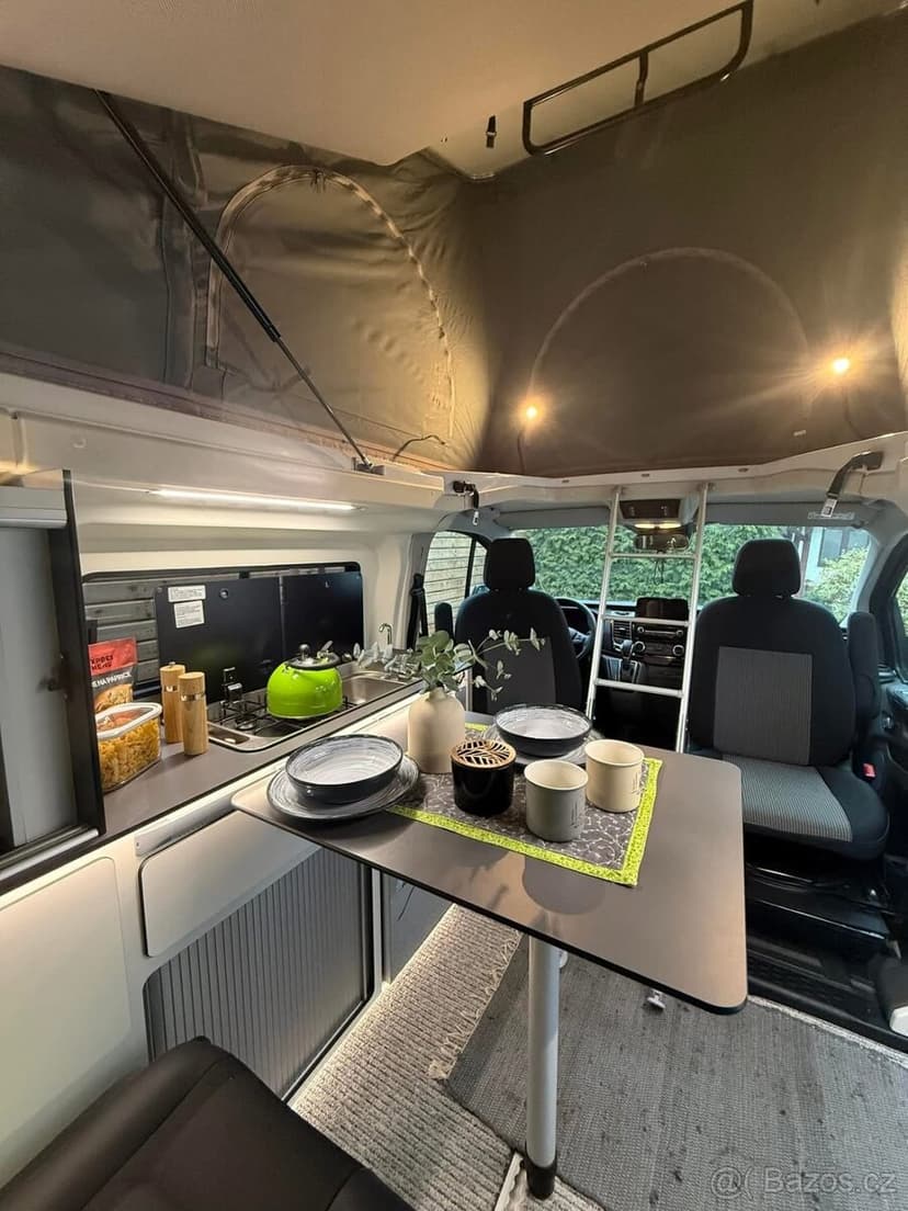 Obytná dodávka Ford Custom, výborný stav, najeto 14700km