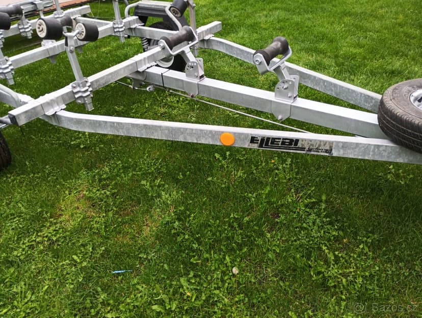 Bržděný krasný vlek pod loď