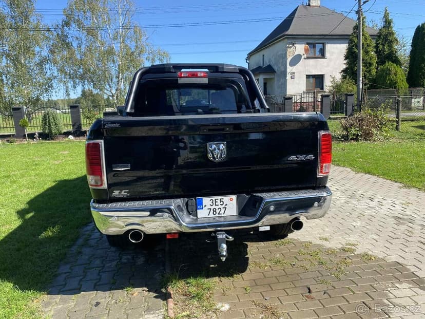 Dodge RAM 1500 Laramie 5.7 HEMI 2014--4x4--tažné 3.5t