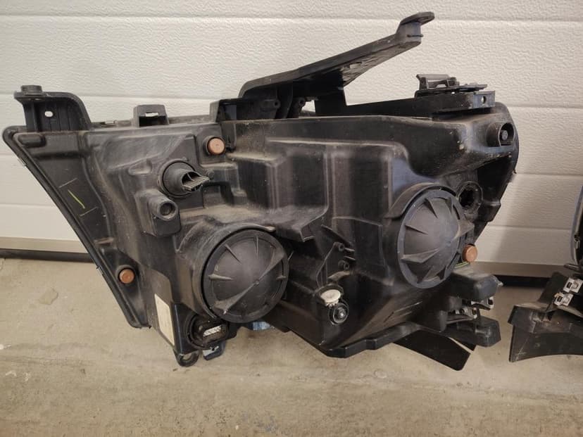 Přední světla Dodge Ram 1500 5.gen