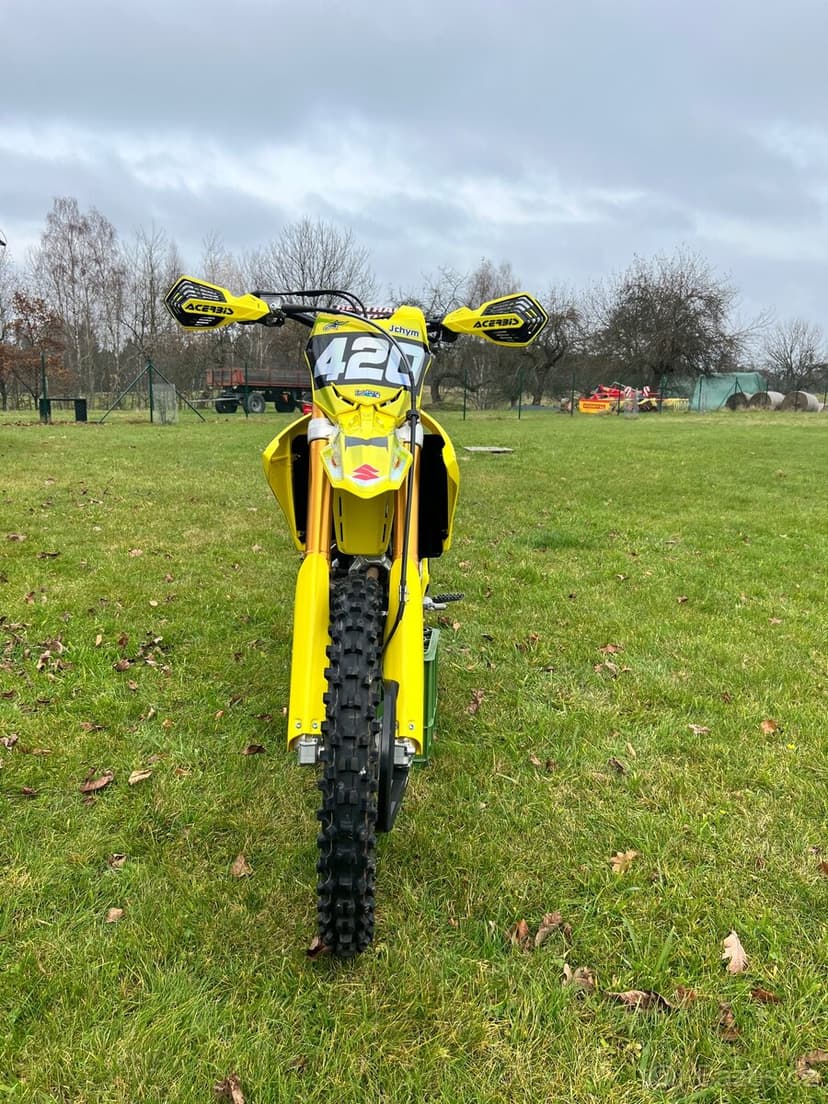 Suzuki RM-Z 250 (2025) – TOP STAV, 11,1 mth