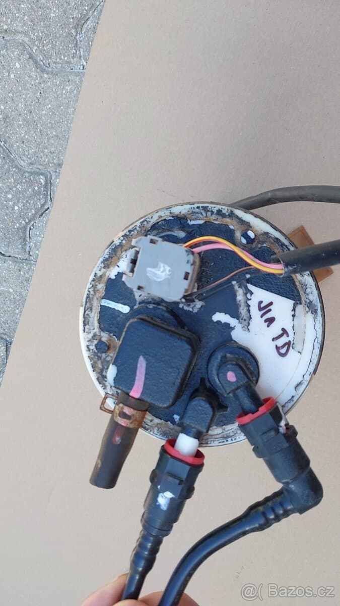 Suzuki Jimny – Sací koš s palivoměrem