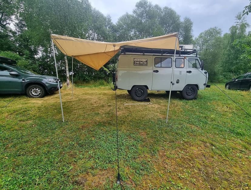 Vějířová markýza na offroad auto