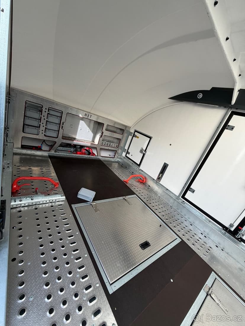 Uzavřený autopřepravník Brian James Trailers Race 5