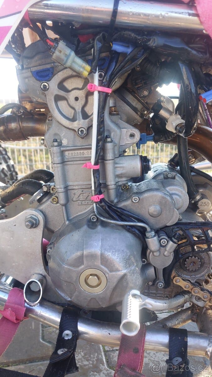 Juniorská závodní čtyřkolka