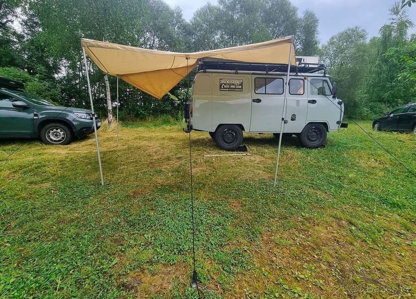 Vějířová markýza na offroad auto