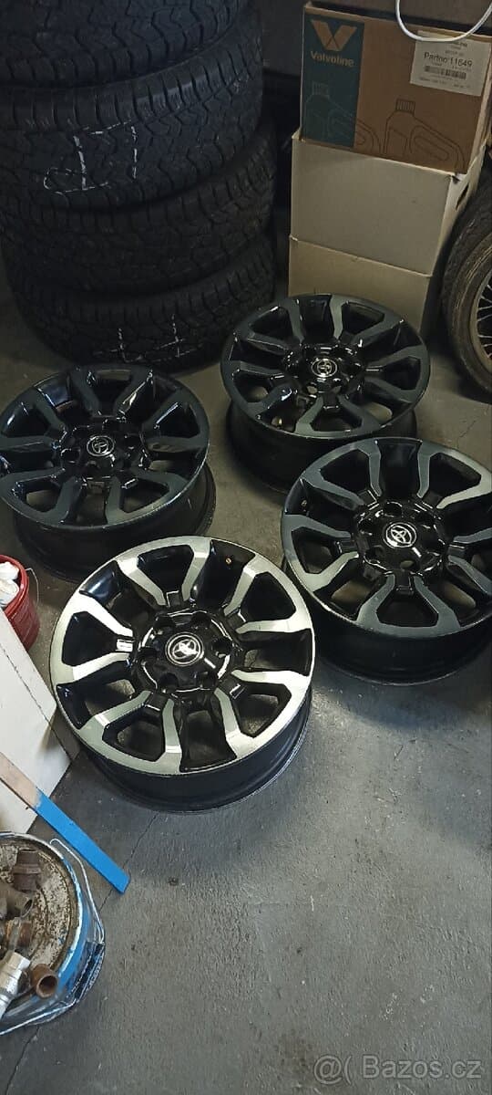 Kola Toyota Hilux R18