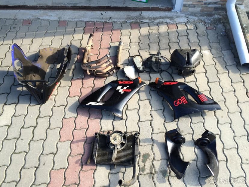 Rozprodam na nahradni dily yamaha YZF R6, 1999-2002