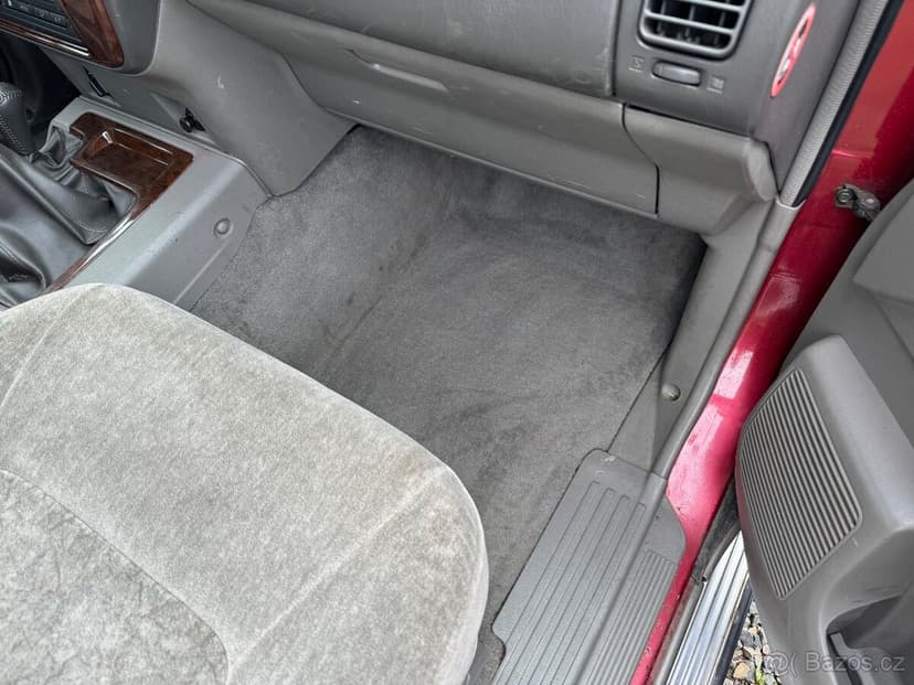 Interiér, plasty a sedačky Nissan Patrol Y61 3dv.