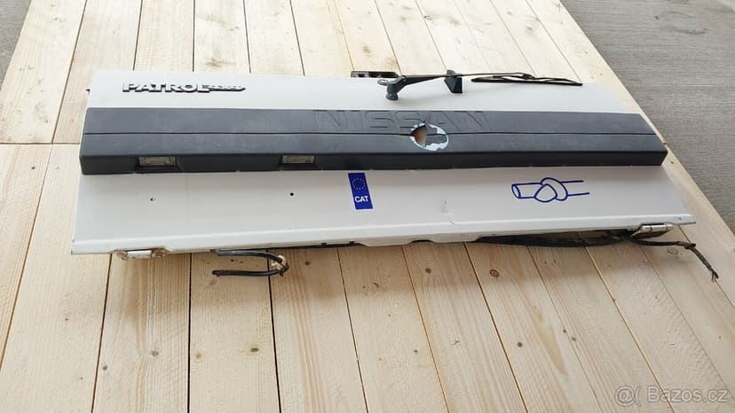 Nissan Patrol – Dveře výklopné bílé W260 7tis