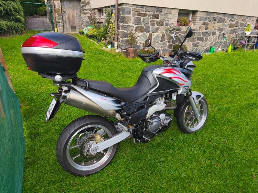 Aprilia Pegaso 650 Strada (2007) velmi pěkná 35kW, doplňky,