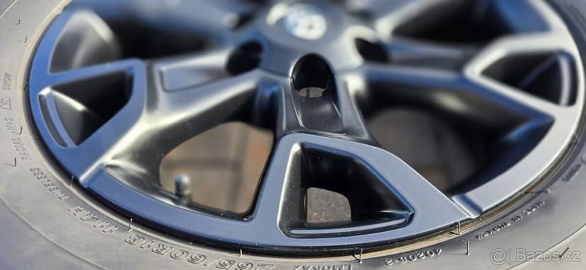 Zánovní originální  sada ráfků a pneu na Toyota Hilux 2022