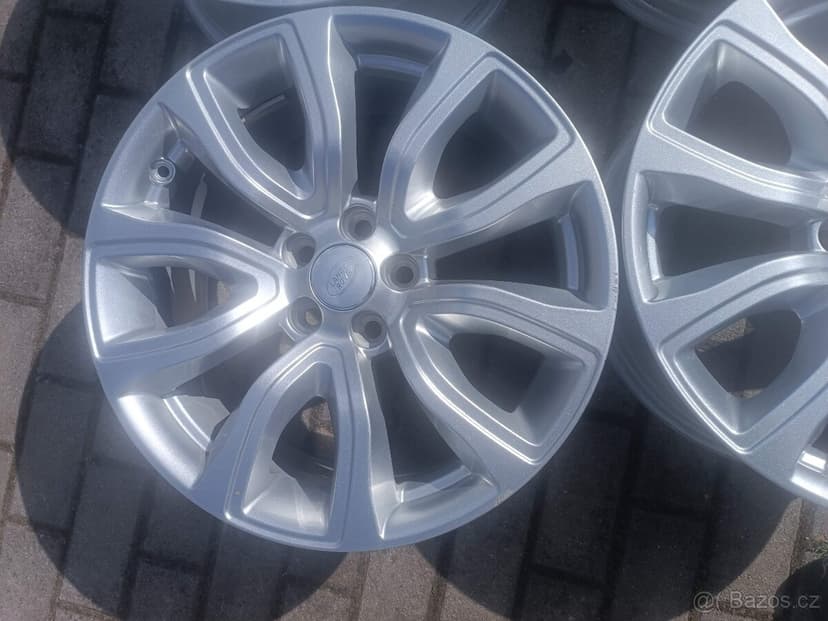 246. Originál kola Land Rover Evoque R18