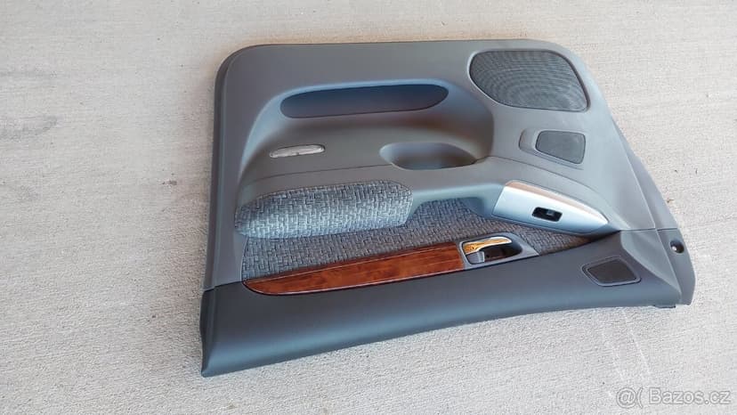 Toyota LC 120 – Polstrování dveří  pravé přední 5dv