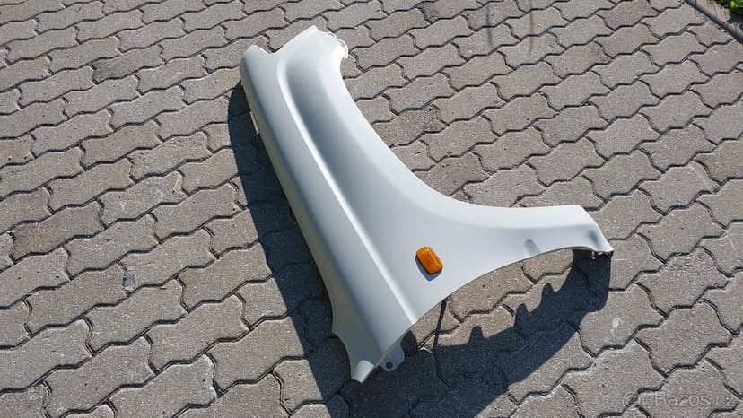 Toyota Hilux – Blatník pravý přední bílý