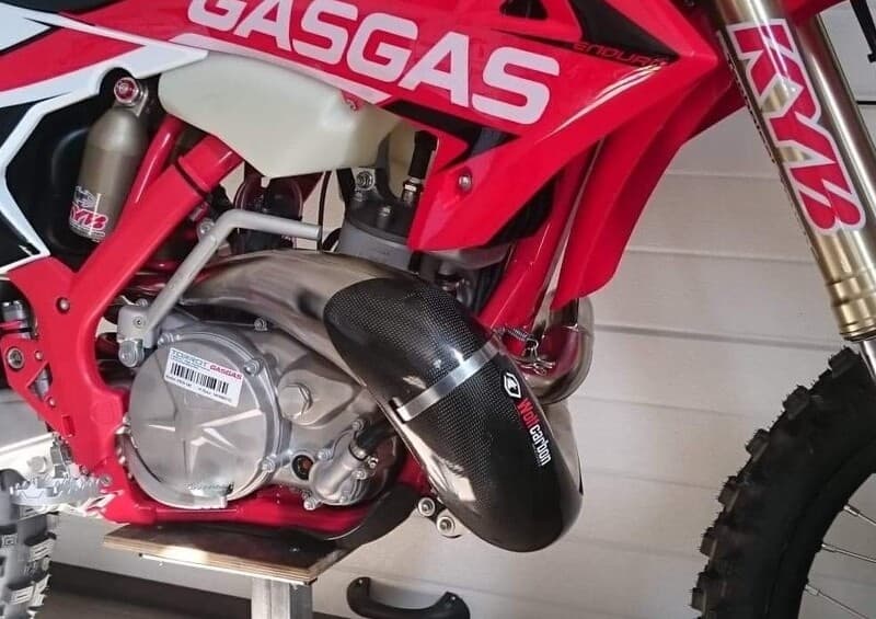 Karbonový kryt výfuku