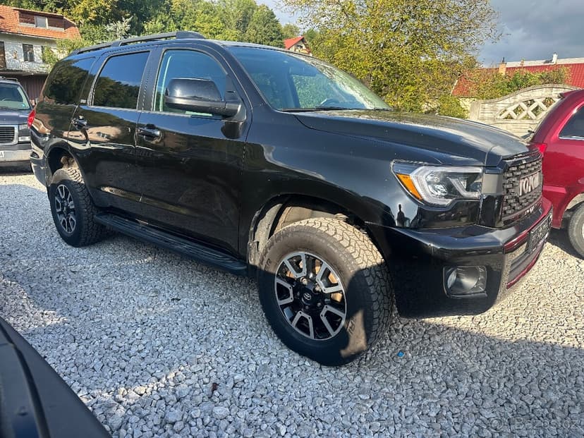 2016 Toyota Sequoia SR5 5,7 V8 LPG 4x4 7-miest podvozok +2”