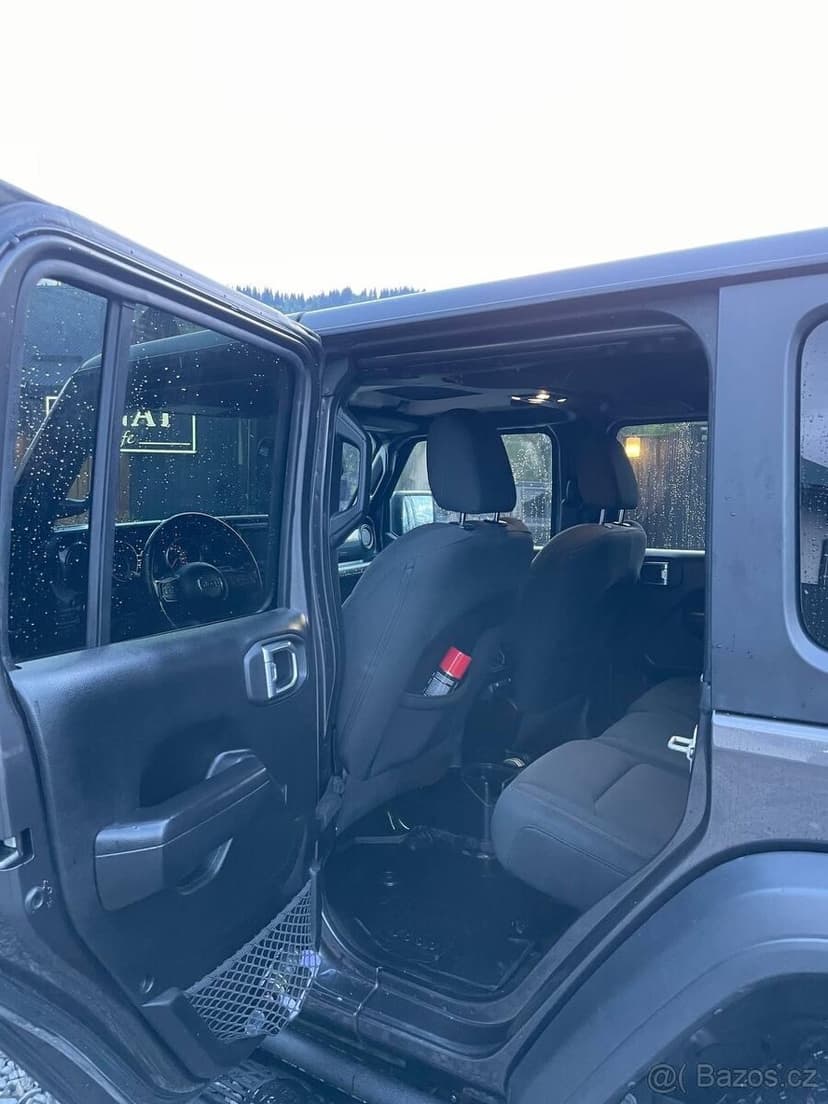 Jeep Wrangler sahara sport 2.0