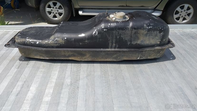 Nissan Navara D22 : Nádrž