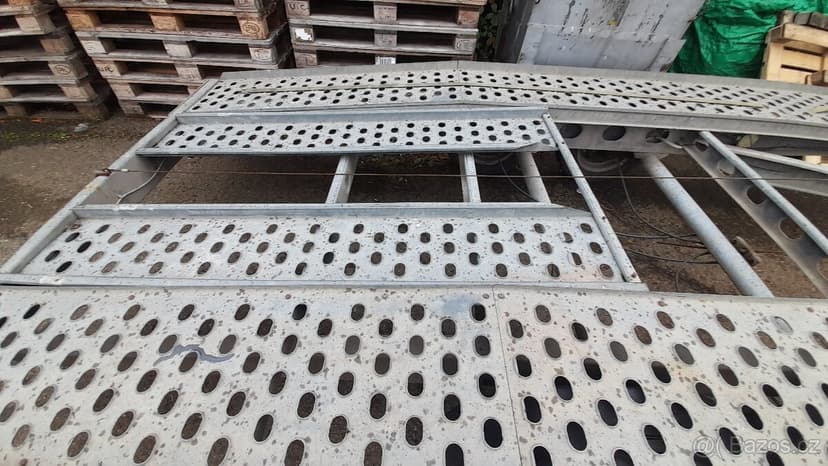 nákladní přívěs pro přepravu vozidel