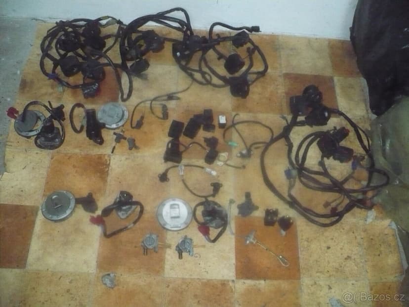 Yamaha YZF R1/fazer rv. 98-01-díly ze tří moto