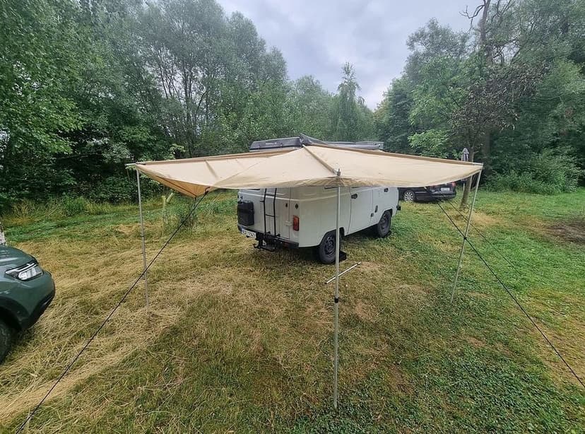 Vějířová markýza na offroad auto