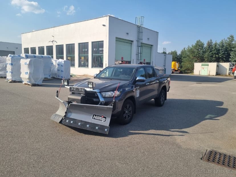 Toyota Hilux + radlice + sypač