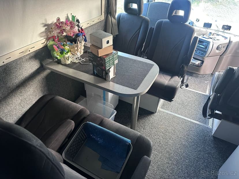 Obytný autobus IVECO Irisbus s prostorem pro závodní speciál