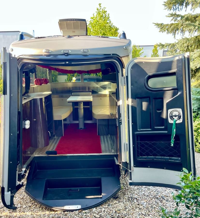 Prodám americký obytný přívěs Airstream BaseCamp