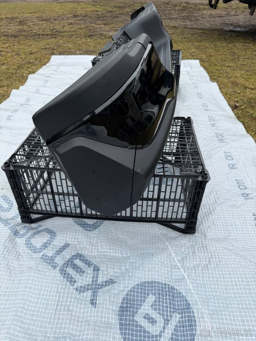 Zadní nárazník Toyota Hilux GR Sport