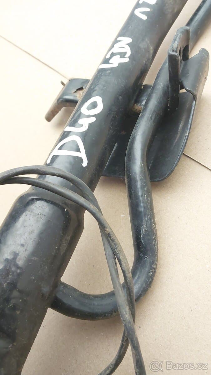 Nissan Navara D40 : Hrdlo nádrže