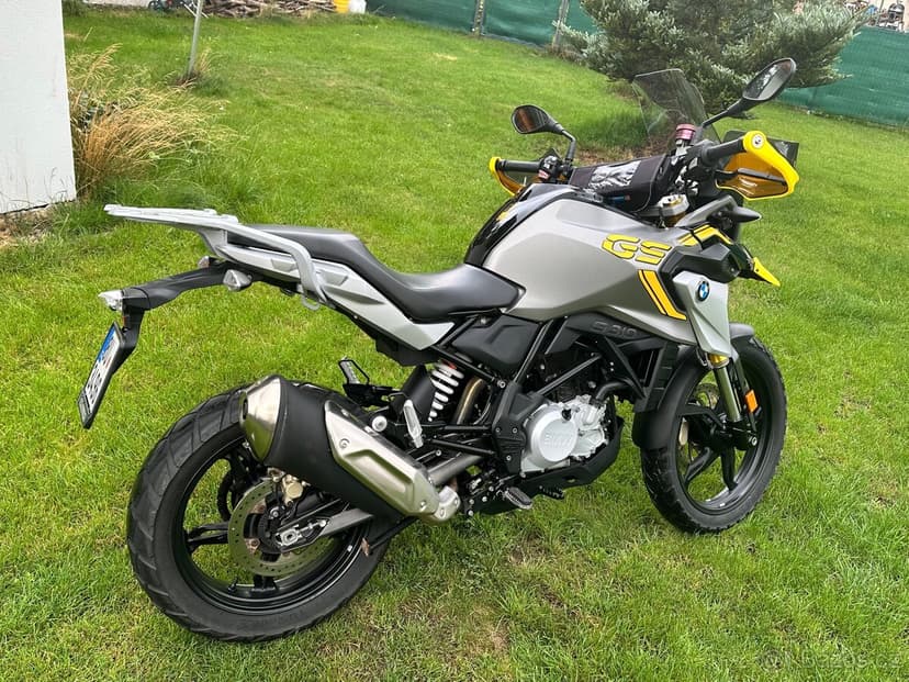 BMW G310 GS, černo žluto šedá.