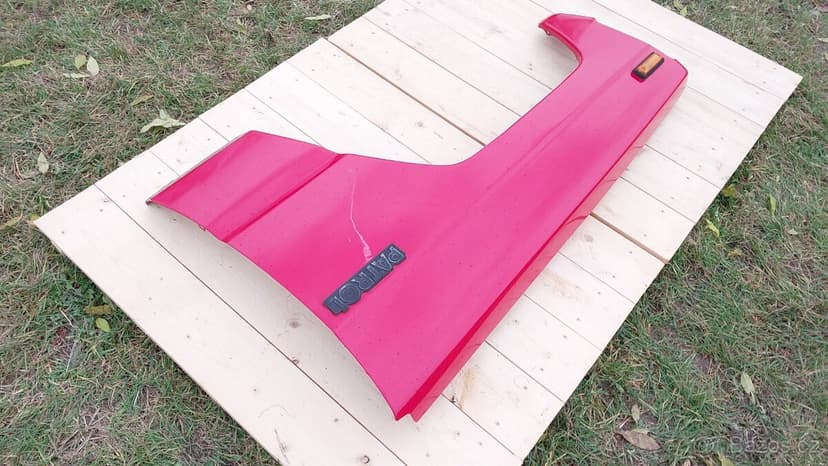 Nissan Patrol Španěl – Blatník levý přední červený