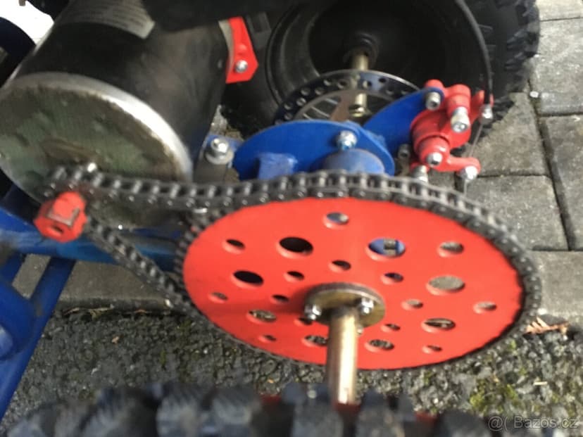 Dětská čtyřkolka se sklápěcím vlekem