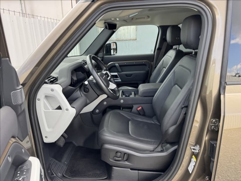 Nabízíme Land Rover Defender 3,0 110 D300 DPH 1.maj původČR