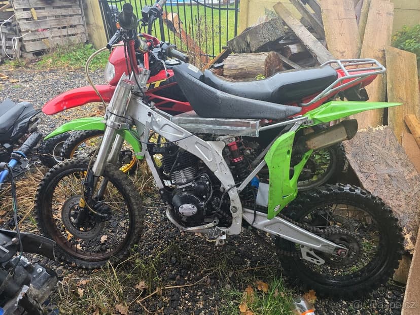 2x250 1x 125 2x minibike a 1x čtyřkolka