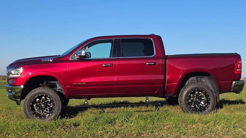DODGE RAM 1500 5.7 HEMI V8 ROUGH COUNTRY LARAMIE