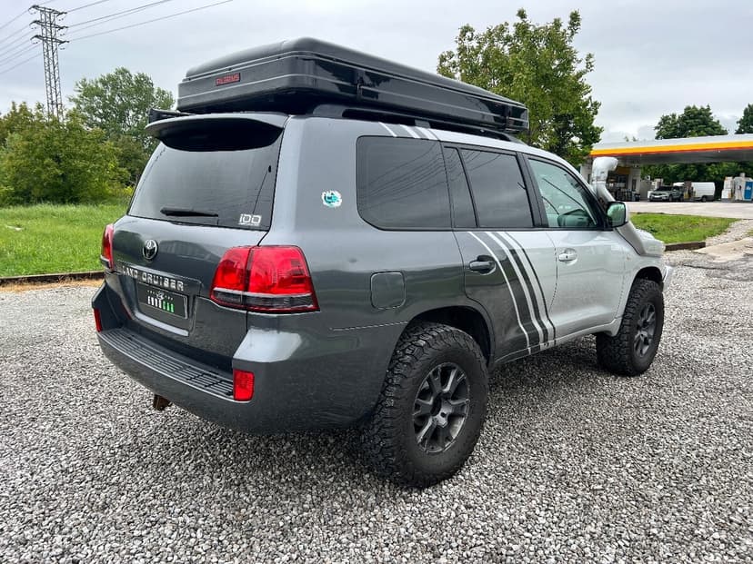 Toyota Landcruiser 200