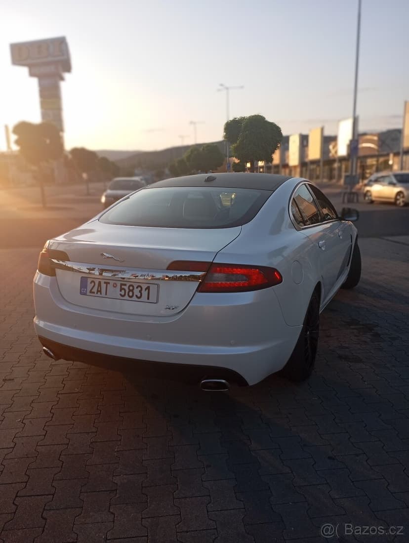 Jaguár xf 3.0 diesel 177 kW .