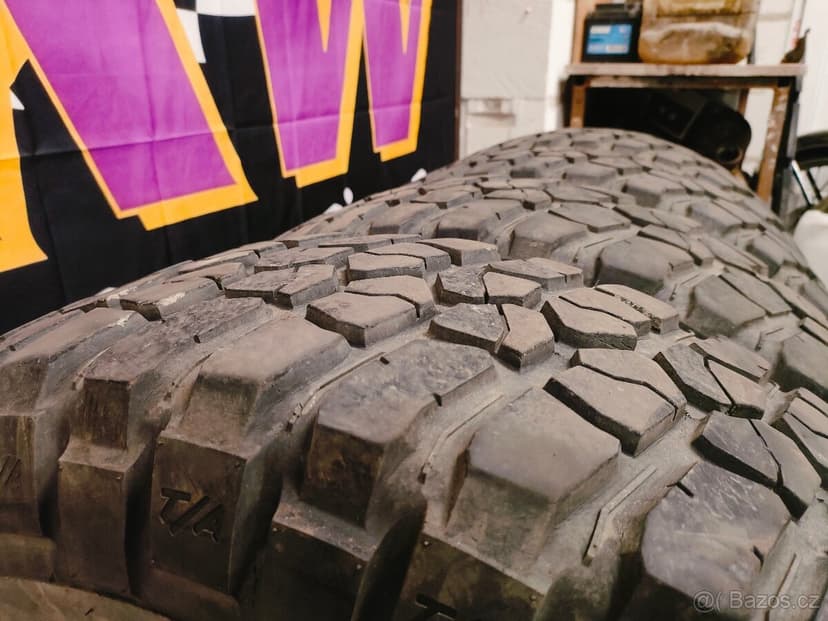 Bf goodrich mud terrain T/A 255/75 r17