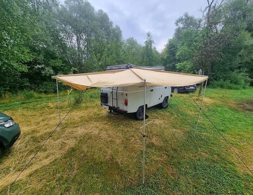 Vějířová markýza na offroad auto
