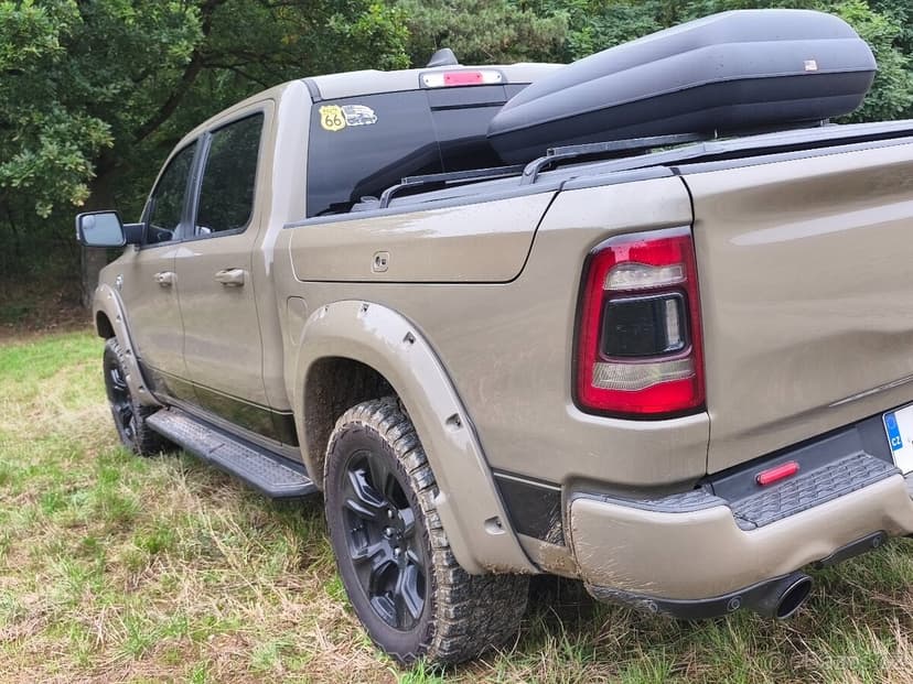 Dodge Ram 1500 Laramie motor 5.7hemi 295 kw.