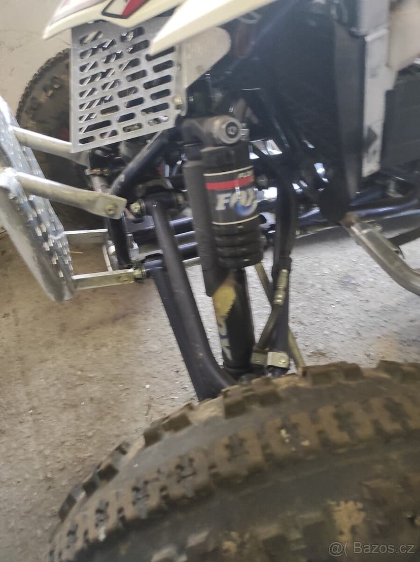 Závodní čtyřkolka Suzuki