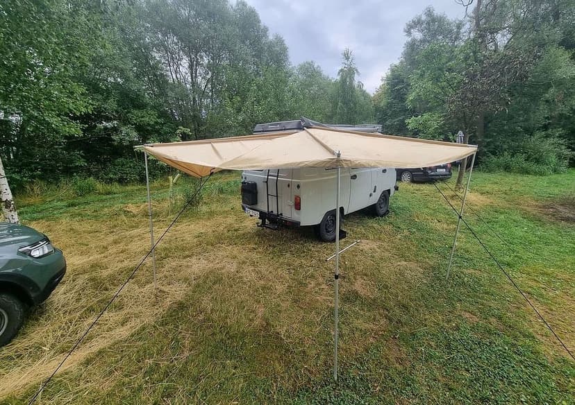 Vějířová markýza na offroad auto