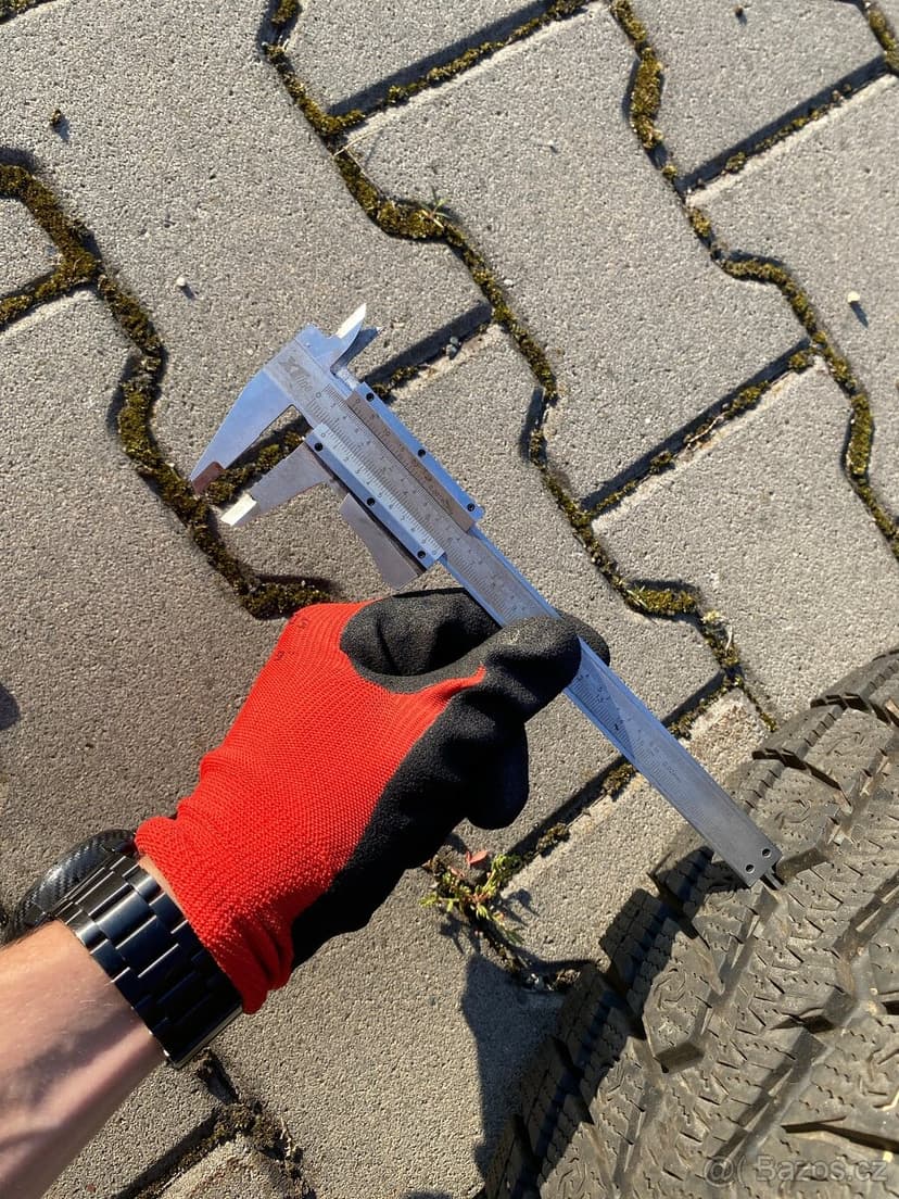 Prodám 4 zanovní zimní pneumatiky Toyo GSI-6 LS 285/70 R17 –