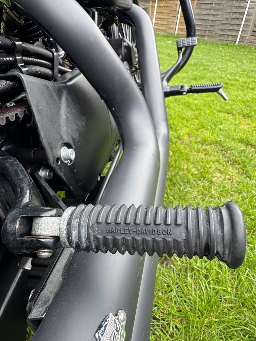 Harley Davidson Sportster Iron XL 883 black