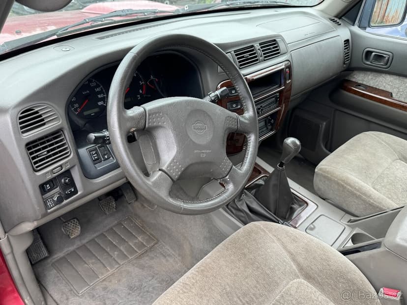 Interiér, plasty a sedačky Nissan Patrol Y61 3dv.