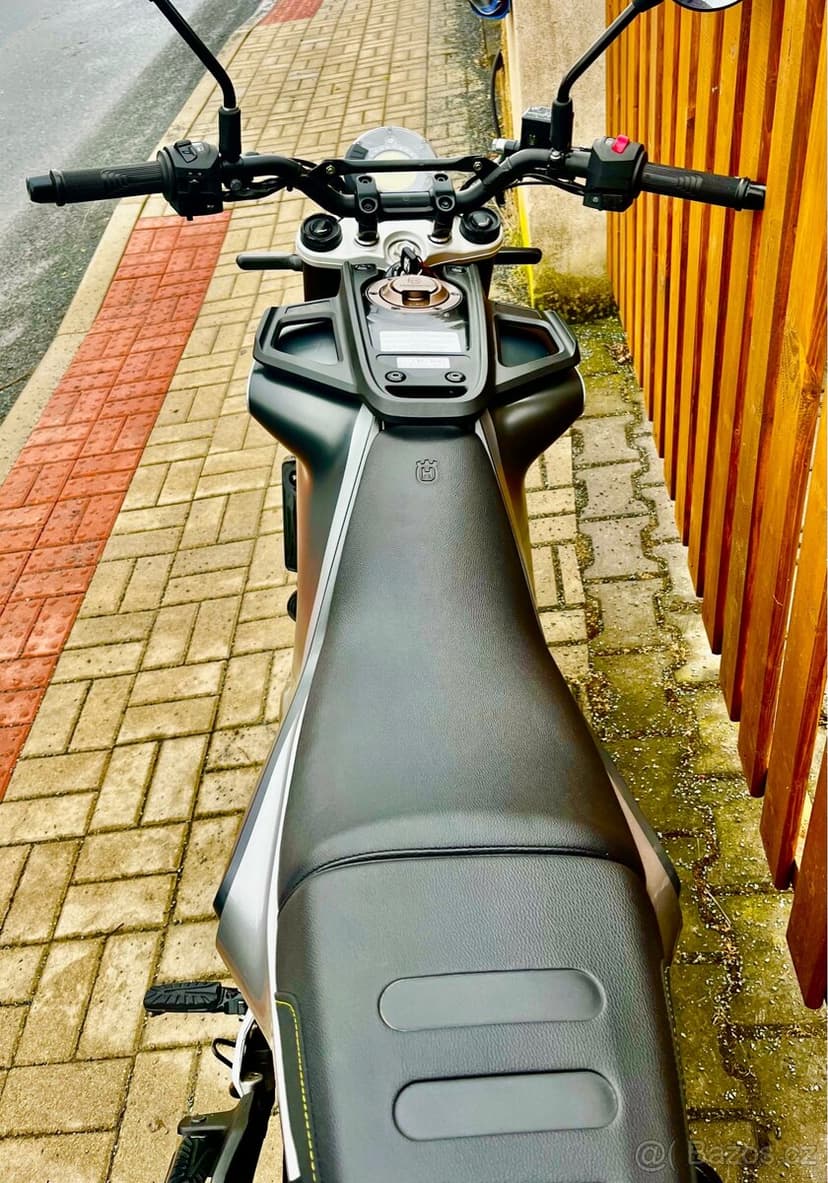 Husqvarna Svartpilen 125,11 kW , model 2024, na A1 od 16 let